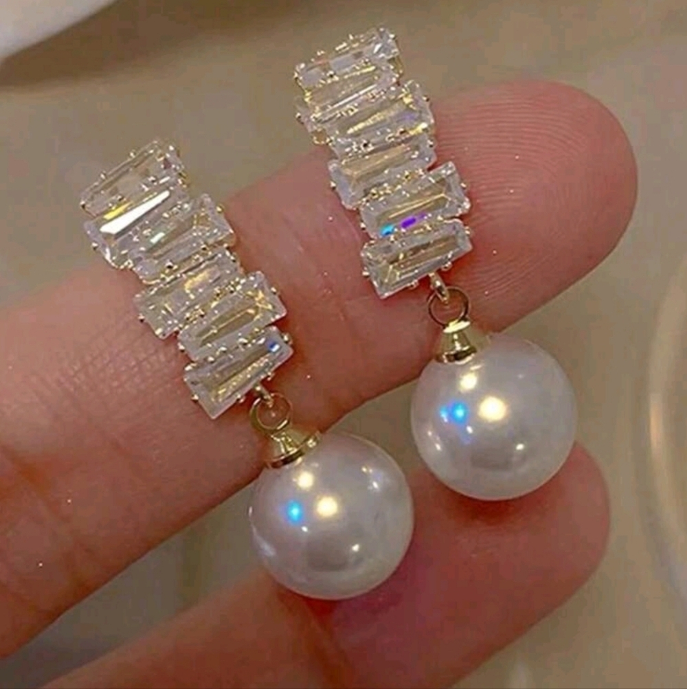 BRAND NEW ** Elegant Pearl and Crystal Drop Earrings